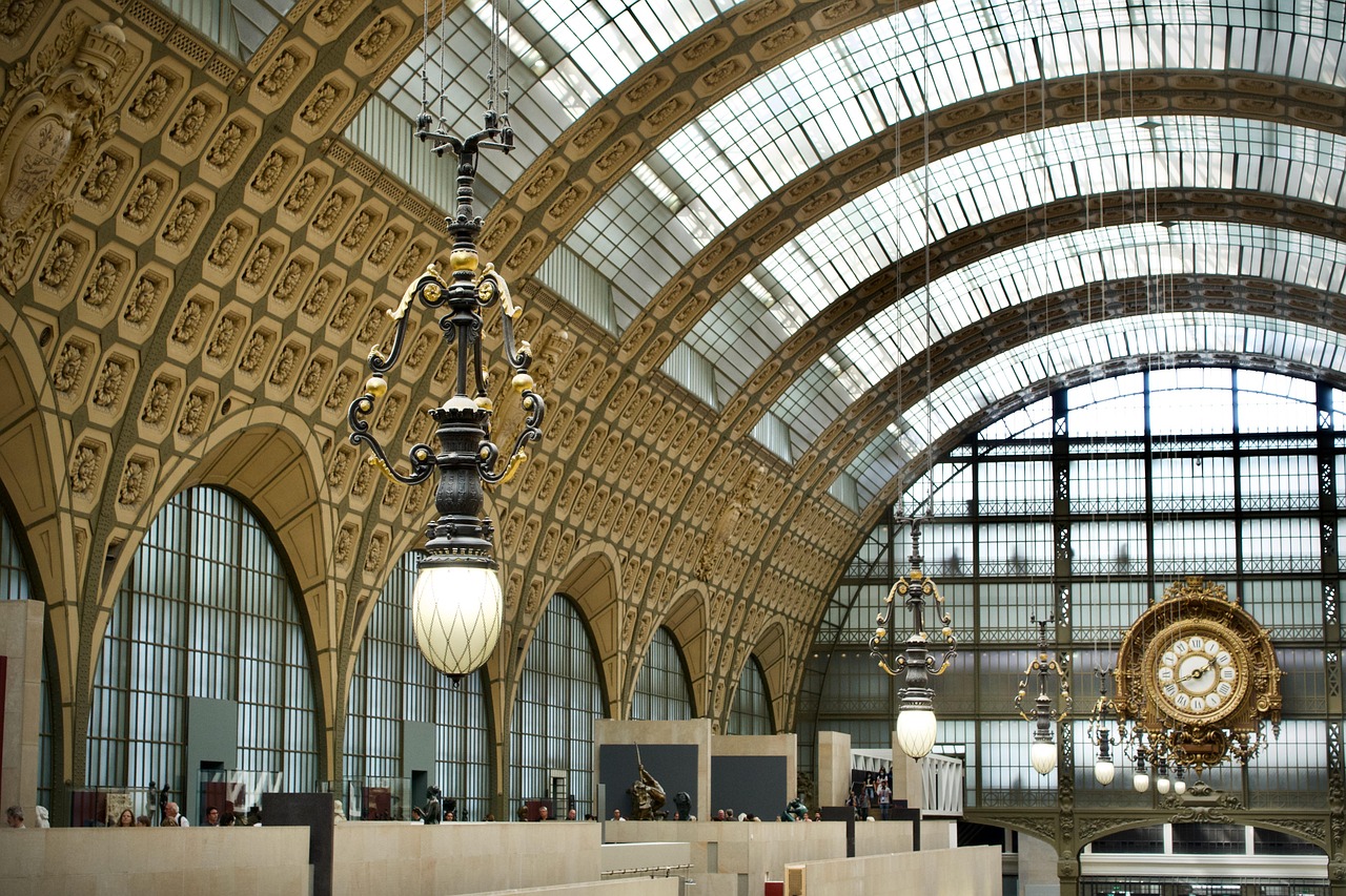 Peindre un plafond sans faire de traces : les bons gestes apprenez à peindre votre plafond sans traces grâce à nos conseils pratiques et techniques efficaces pour un résultat lisse et professionnel.