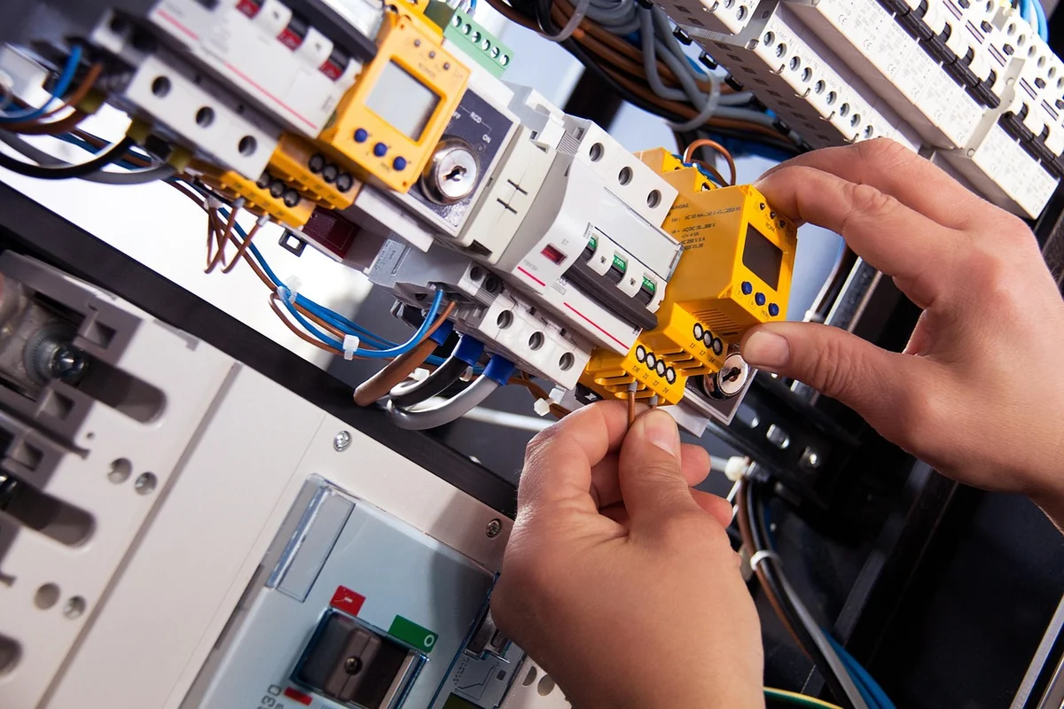 Comment dimensionner et câbler une alimentation 24V ?