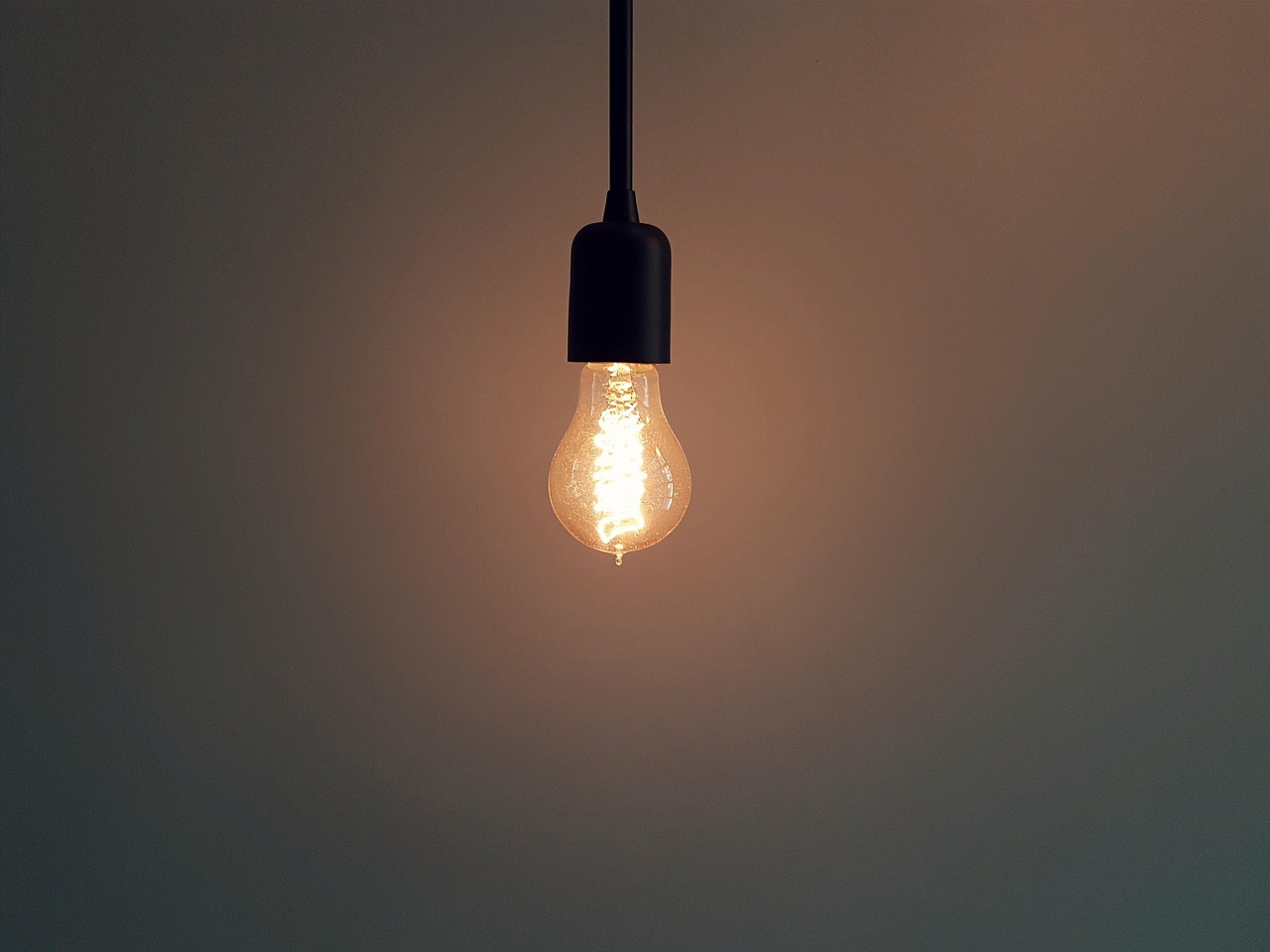 Créer une lampe suspendue DIY avec des matériaux simples